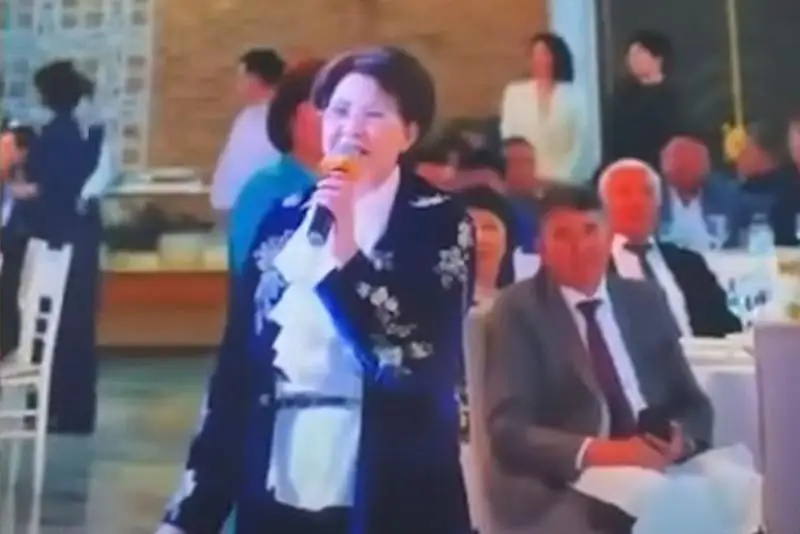الماتىدا روزا رىمبايەۆا مەن ساكەن مايعازيەۆ قاتىسقان تويدىڭ ۆيدەوسى تەكسەرىلىپ جاتىر