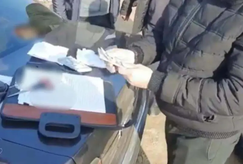 Вымогавшего у медработника 2 млн тенге мужчину задержали в Туркестанской области