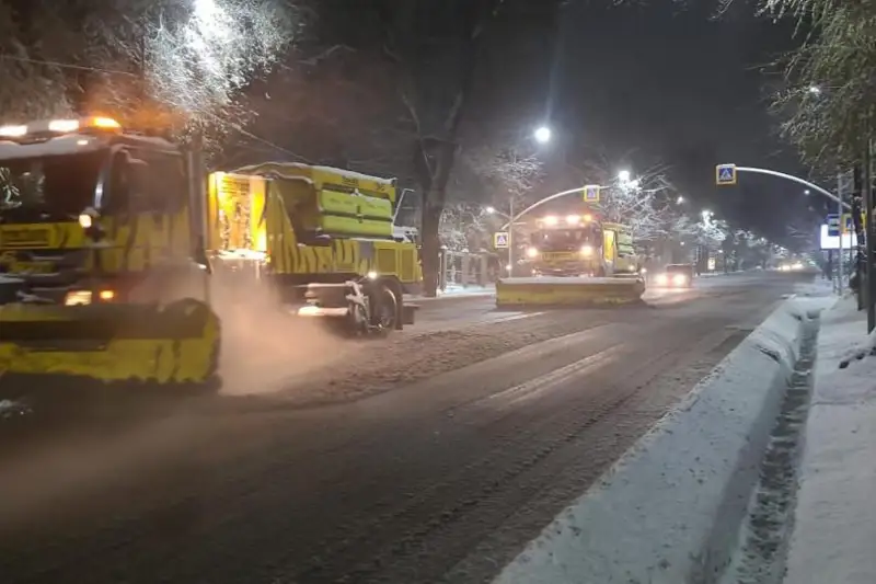 Almatyda kóktaıǵaqqa qarsy 3 myń tonnaǵa jýyq qospa shashyldy