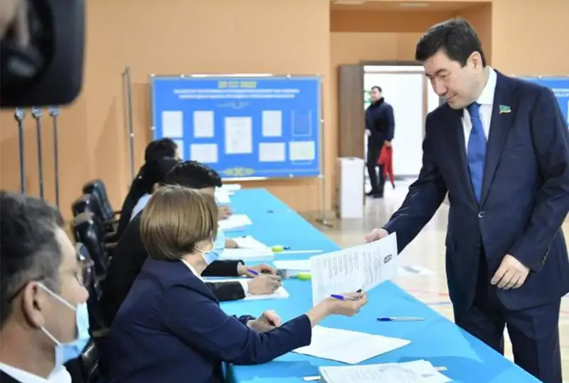 Председатель Мажилиса Парламента проголосовал на выборах Президента