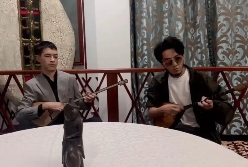 Димаш Кудайберген в дуэте с Нурдаулетом Сагатбеком сыграли на домбре