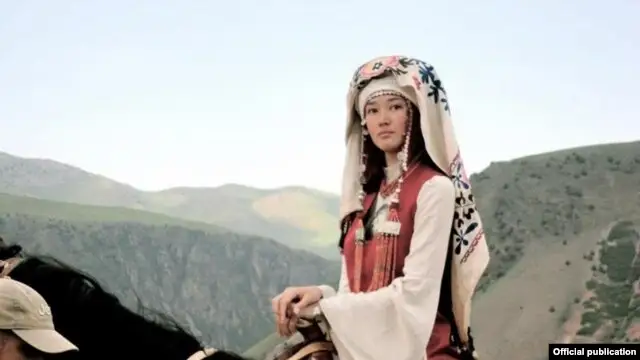 Құрманжан датқа рөлін Элина Абайқызы сомдаған. (Фильм режиссері Садык Шернияздың Facebook парағындағы сурет)