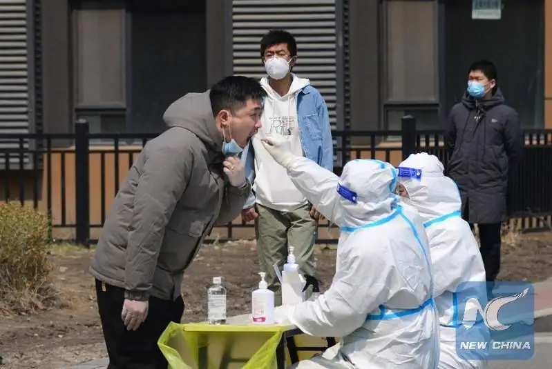 В Китае за сутки выявлено 3 297 новых случаев заражения COVID-19