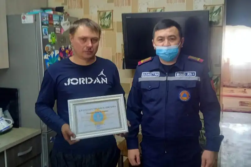 Semeıde órtten qarııany qutqaryp qalǵan azamat marapattaldy