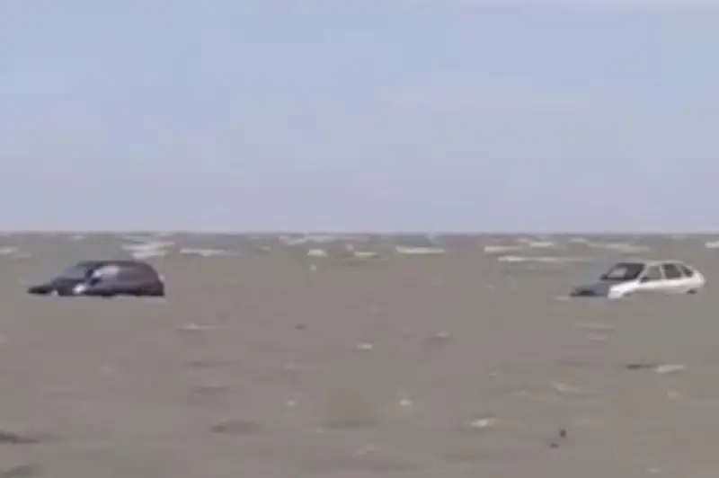 Оставшихся в затопленных Каспием машинах двух человек спасли в Атырауской области