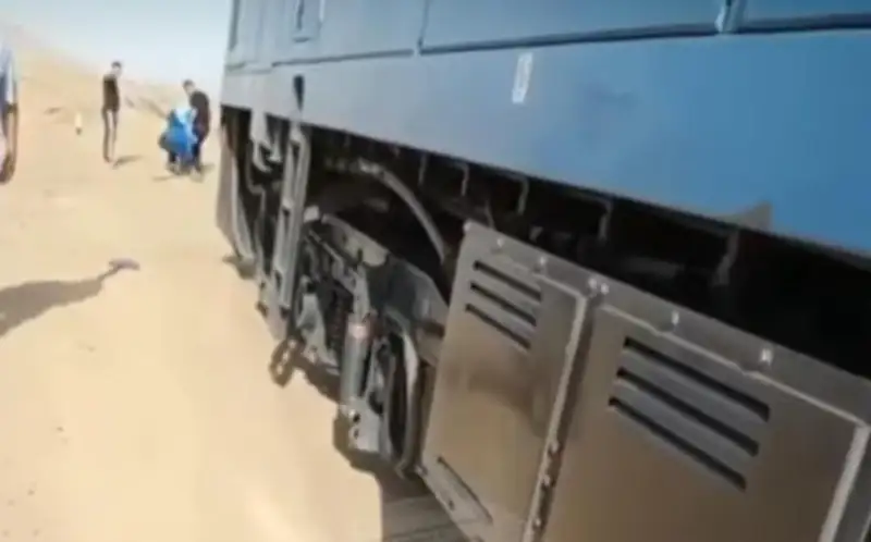 Железнодорожные рельсы замело песком в одном из районов Мангистауской области