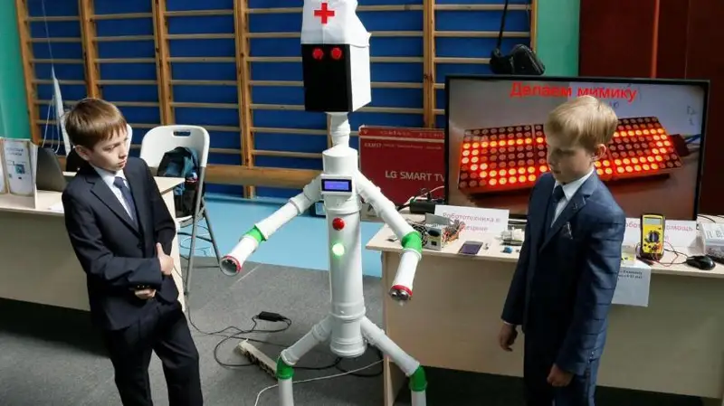 Робота-медика и беспилотный автомобиль создали победители олимпиады в Караганде