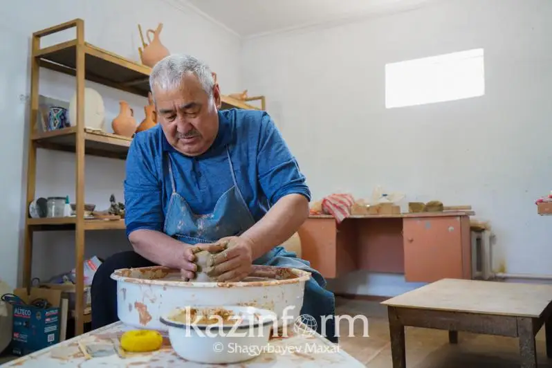 Keramıkalyq buıymdar sheberi stanogyn qoldan qurastyryp alǵan