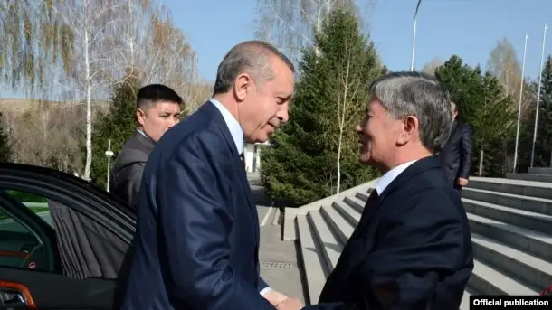 Түркия президенті Режеп Ердоған (сол жақта) мен Қырғызстан президенті Алмазбек Атамбаев. Бішкек, 10 сәуір 2013 жыл.