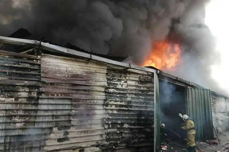 Пожар на «барахолке» в Алматы локализован