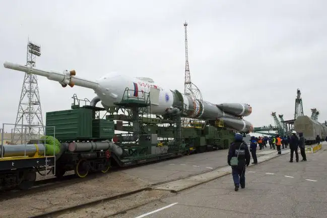 Космический корабль «Союз МС-21» установлен на стартовом комплексе Байконура