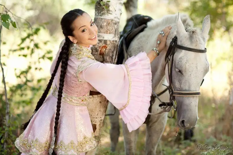 قازاق قىزىنىڭ سۇلۋلىعى قالاي باعالانعان؟