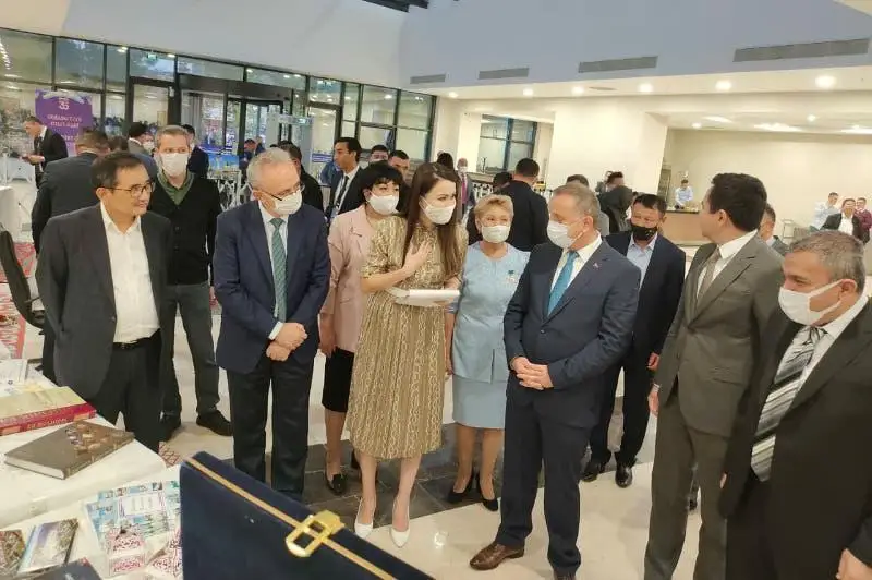 الەم قازاقتارىنىڭ كىشى قۇرىلتايى: اقمولالىقتار «وردالى ەلگە 30 جىل» اتتى كورمە ۇسىندى