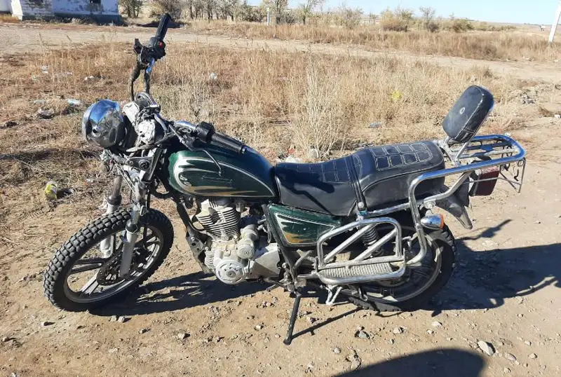 Aqtóbe oblysynda mototsıklden aýdarylǵan jigit kóz jumdy