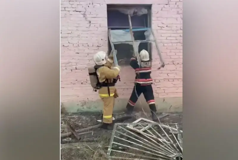 Пожарные спасли мужчину из горящего кафе в Аулиекольском районе