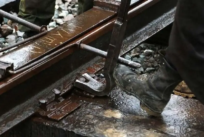 Atyraý oblysynda qıyrshyq tas tıelgen vagondar relsten shyǵyp ketti