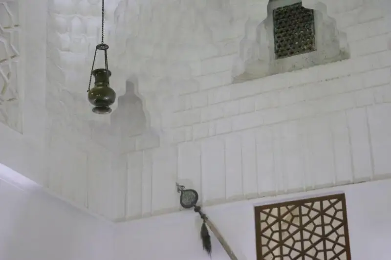 ياساۋي كەسەنەسىندەگى ورتاعاسىرلىق اسپالى شىراعدان تاريحي تۇعىرىنا ورناتىلدى
