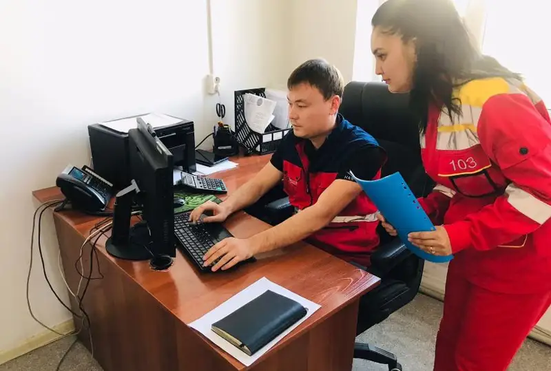 Túrkistandyq jedel járdem dıspetcheri telefon arqyly júkti kelinshekti bosandyryp aldy