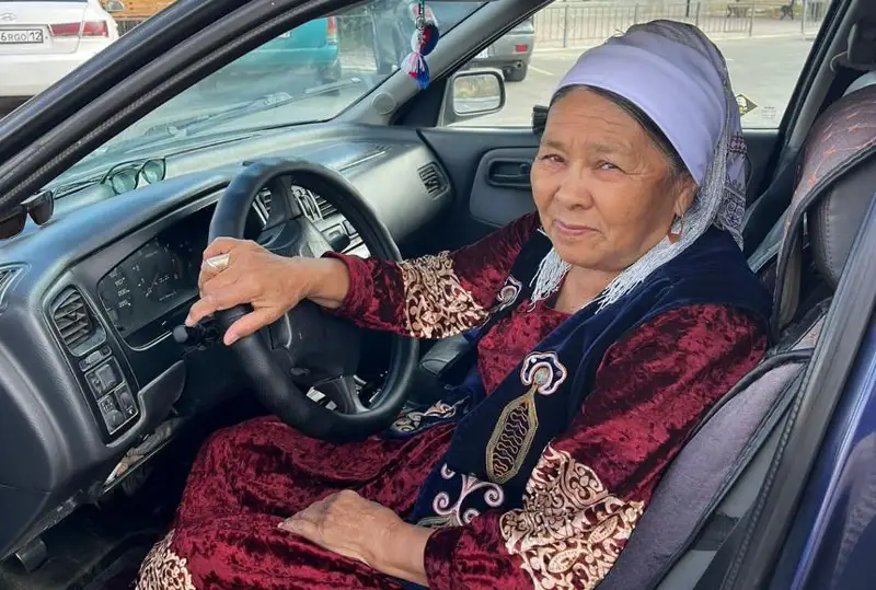 Respýblıka qaharmandary: 70 jastaǵy taksıst ana ómirge esh ókpelemeýge keńes beredi