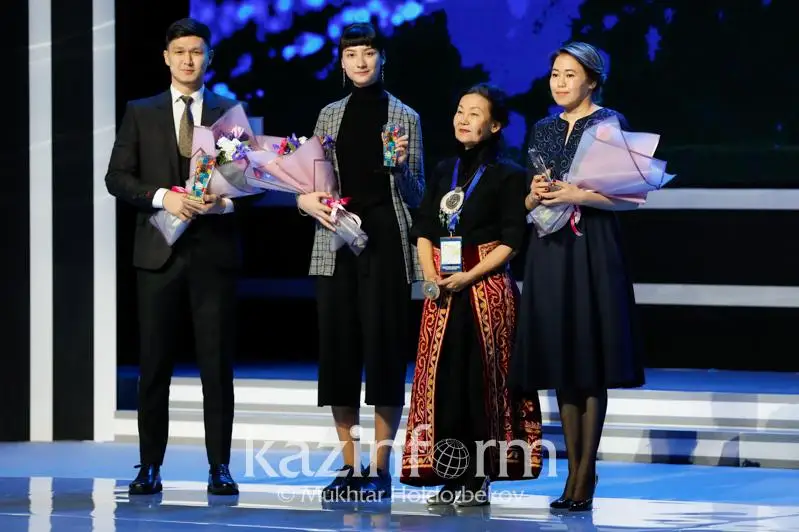 ەلىمىزدەگى ۇزدىك كيىم ديزاينەرلەرى ماراپاتتالدى