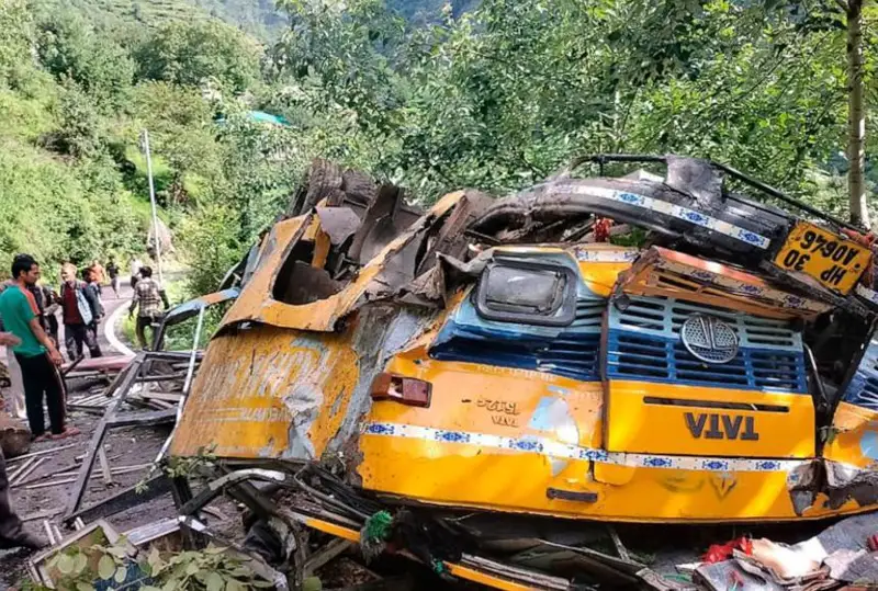 Автобус упал в ущелье на севере Индии: погибли 16 человек