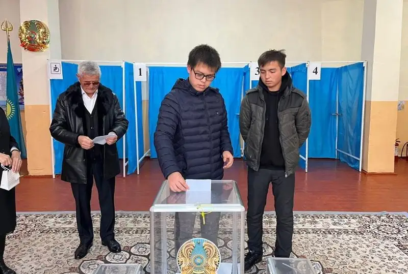 Saryaǵashtyq egiz jigitter ómirinde alǵash ret daýys berdi