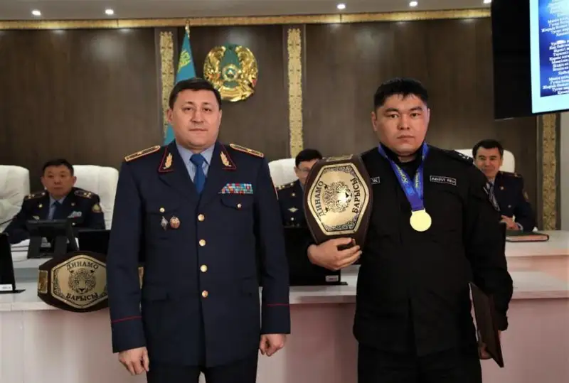 Столичные полицейские завоевали серебро соревнований по қазақ күресі