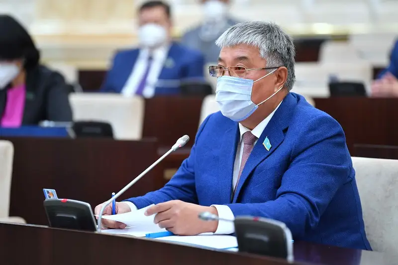 سەناتور الەمنىڭ ۇزدىك تۋىندىلارىن قازاق تىلىنە اۋدارۋدى توقتاتپاۋدى سۇرادى