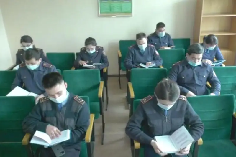 Almaty polıtseıleri kitap oqý chellendjin bastady