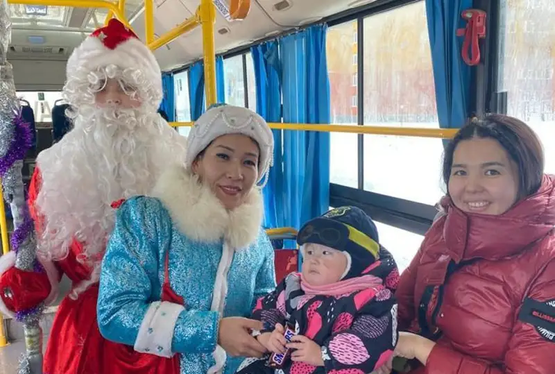 Парад Дед Морозов и Снегурочек прошел в Актобе