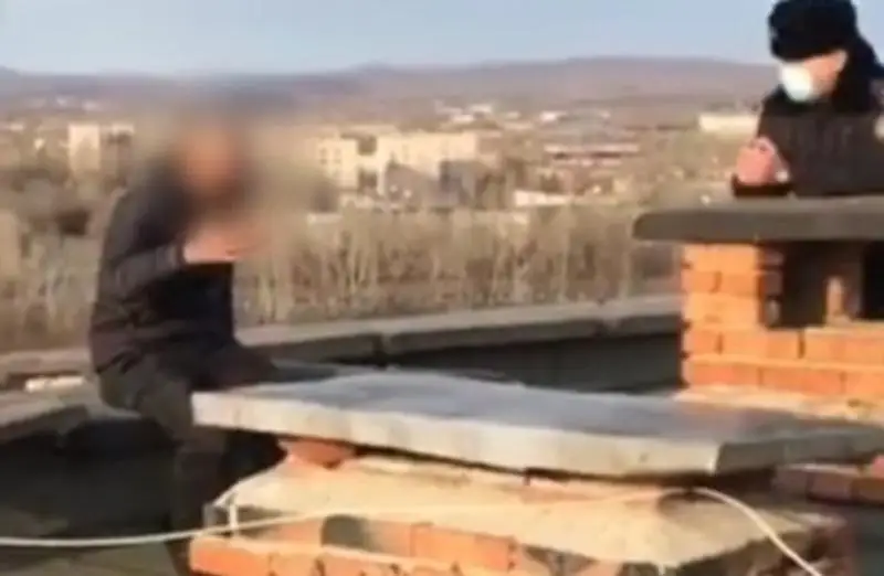 وسكەمەن تۇرعىنى 12 قاباتتى ءۇيدىڭ شاتىرىنان سەكىرمەك بولدى