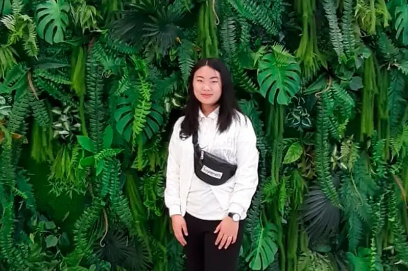 ەلەنا پاك ابايدىڭ 200 گە جۋىق ولەڭىن جاتقا بىلەدى