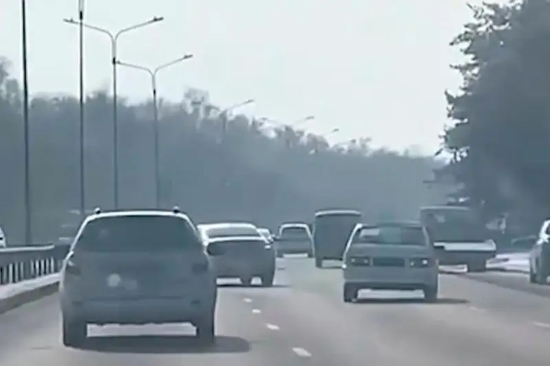 За езду зигзагом наказали водителя в Алматы