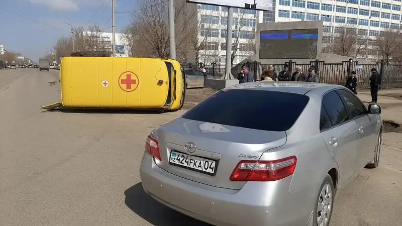 Ақтөбеде жол апатынан жедел жәрдем көлігі аударылып қалды
