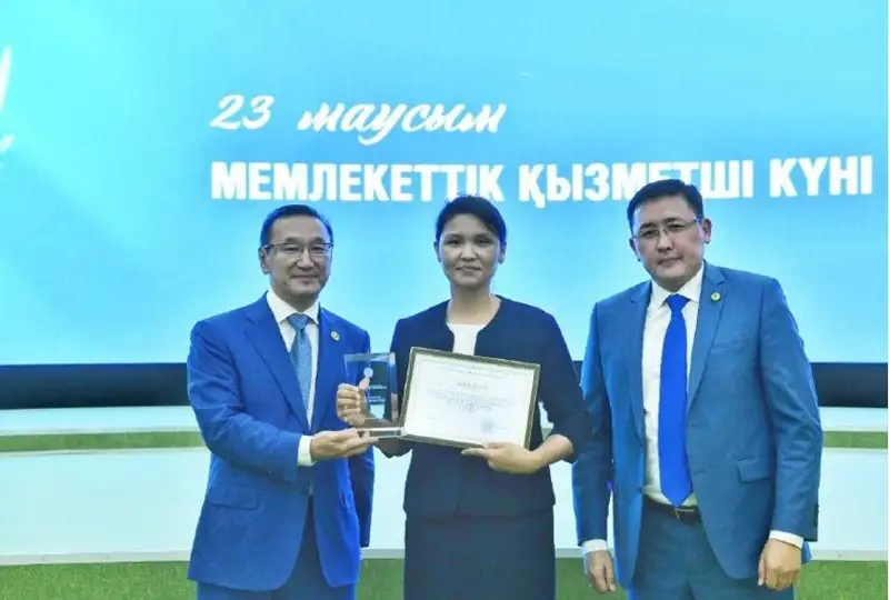 Memlekettik qyzmet isteri agenttiginde úzdik qyzmetshiler marapattaldy