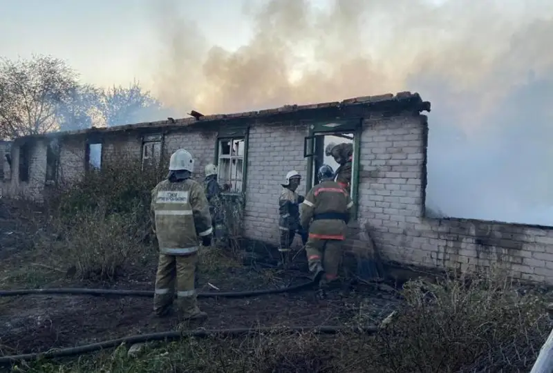 Тушение пожара продолжается в трех селах Костанайской области