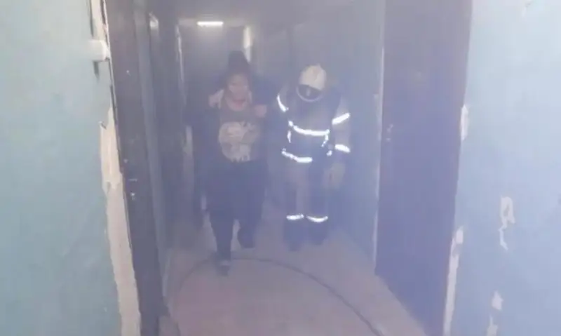 Виновника пожара вытащили из горящей квартиры спасатели в ВКО