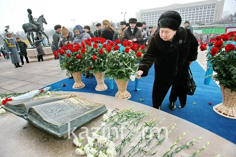 Алматылықтар Тәуелсіздік монументіне гүл шоқтарын қойды