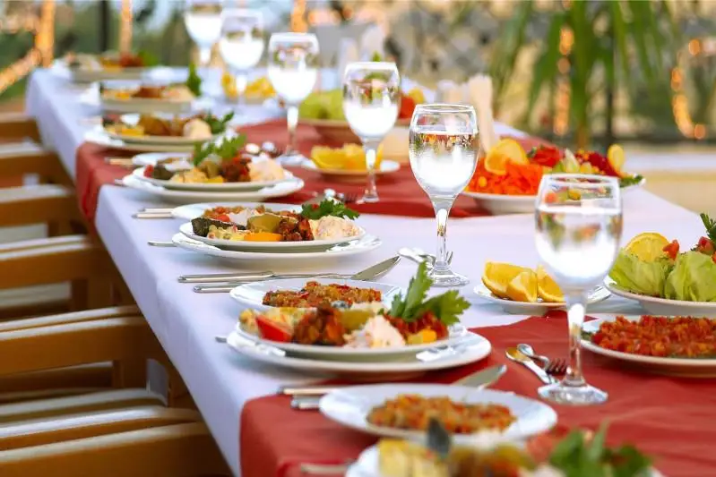 ەلوردادا كارانتين كەزىندە قوناق شاقىرىپ، ساۋىق كەشىن ۇيىمداستىرعان ايەل ۇستالدى