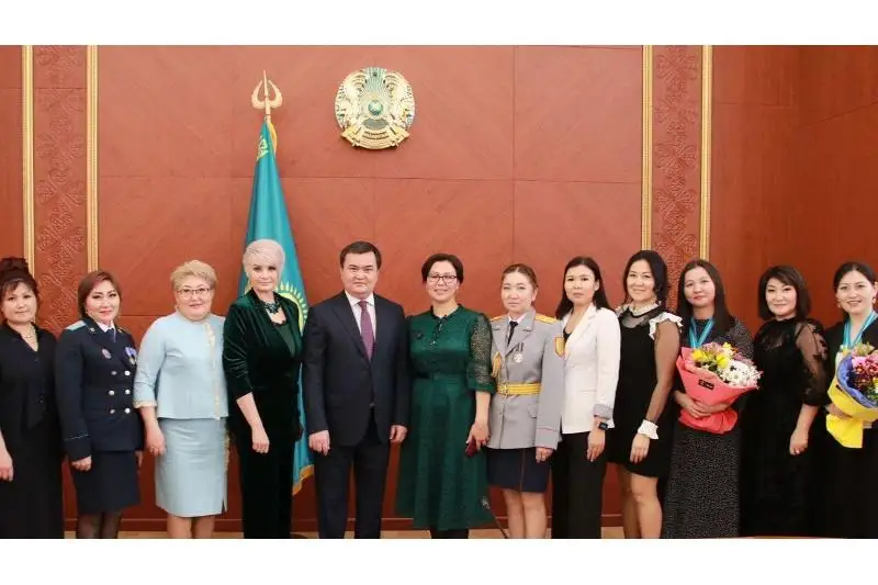 Женис Касымбек поздравил жительниц Карагандинской области с 8 Марта