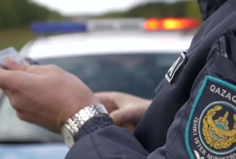 Взятку полицейскому пытался дать водитель в Актобе