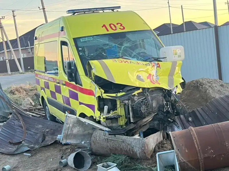 Трое пострадали в Атырау после столкновения скорой помощи с автомобилем