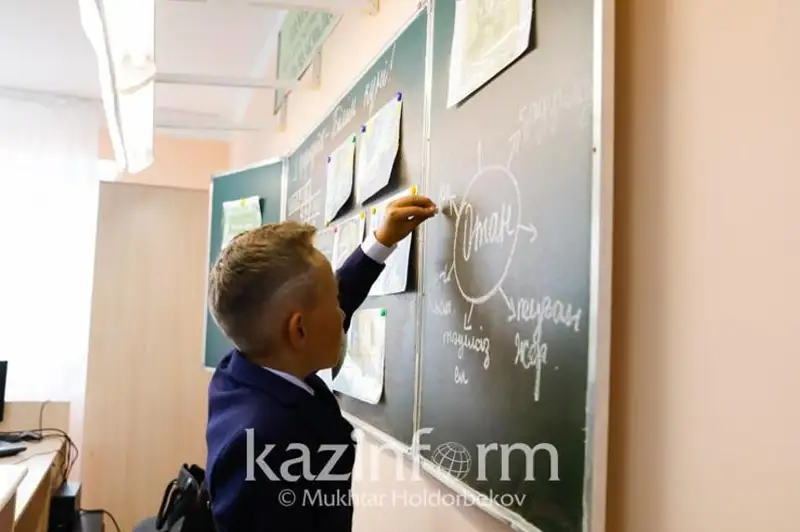 Almaty oblysyndaǵy aýyl mektebinde 32 muǵalim 50 balany oqytyp kelgen