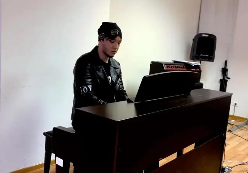 Димаш Кудайберген восхитил поклонников игрой на фортепиано