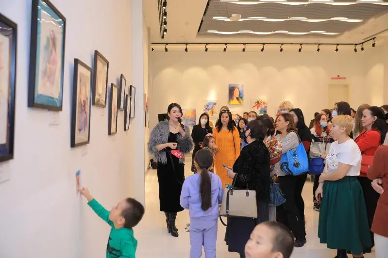 Выставка картин Айданы Минайдаровой «Капля солнца» прошла в столице