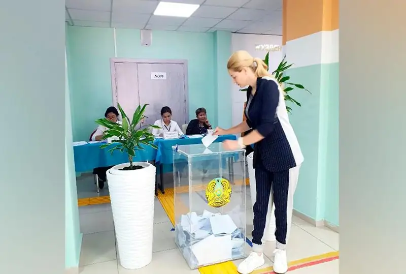 Казахстанские звезды активно участвуют в референдуме