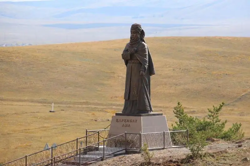 قارقارالىدا ۇلى دالا اناسىنا ارنالعان ەسكەرتكىش اشىلدى