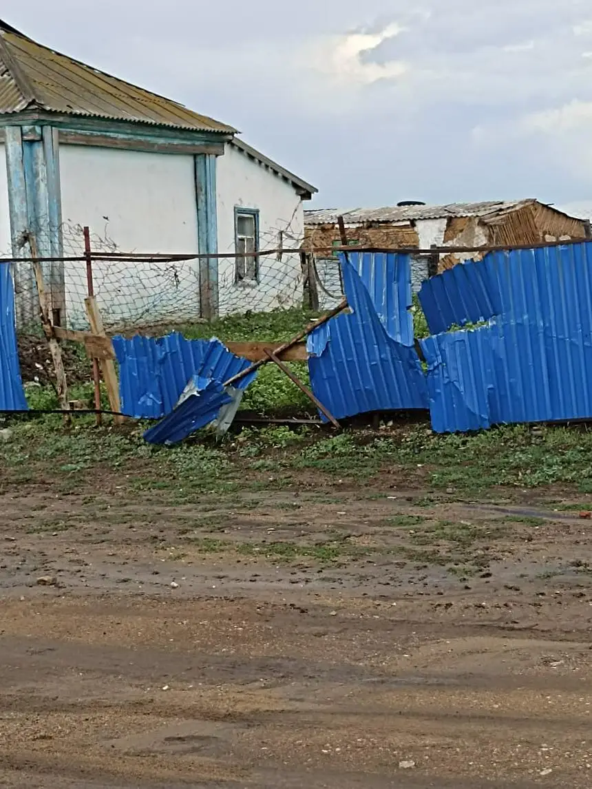 Ветер сорвал кровли 8 домов в Акмолинской области