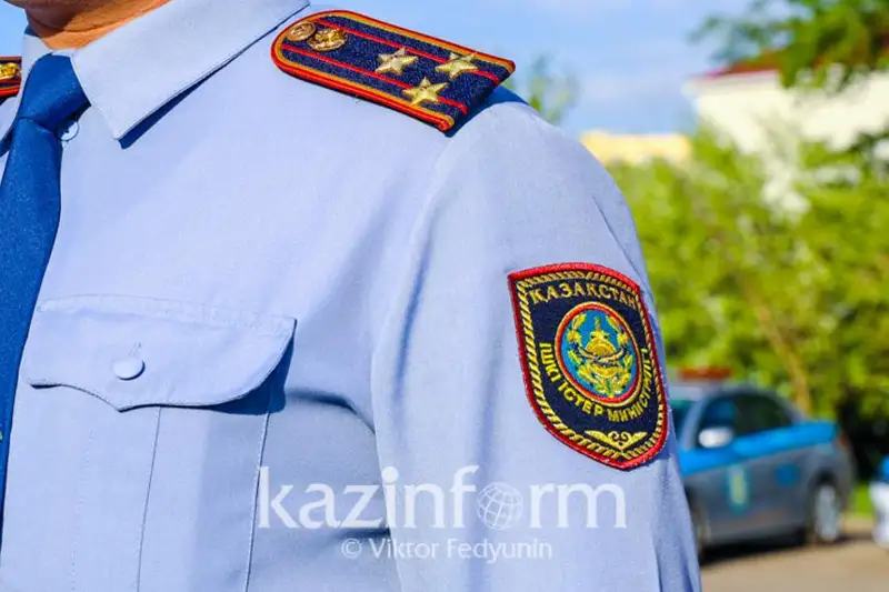 Batys Qazaqstanda polıtsııa qyzmetkeri eki balany qutqaryp qaldy