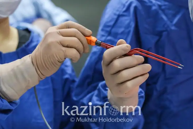ShQO-da synyptasy kózine qalam tyǵyp alǵan oqýshyǵa Reseıde ota jasalmaq